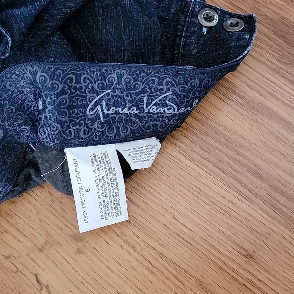 Gloria Vanderbilt Shorts - Picture 5 of 7